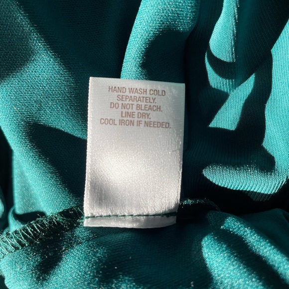 DB Women's Emerald Green Cold Shoulder Blouse with Bling Accents Size Small - Picture 11 of 12